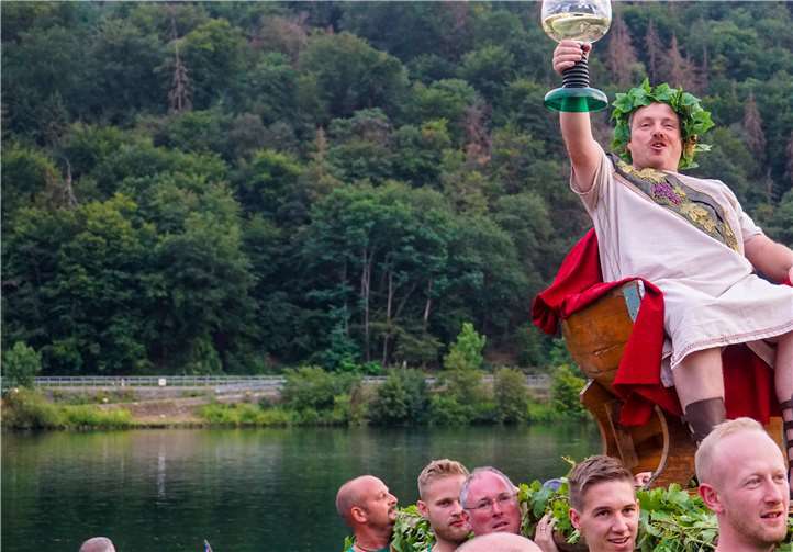 Von den Legionären getragen, grüßte der Weingott die Gäste am Wegesrand.Foto: -EP-