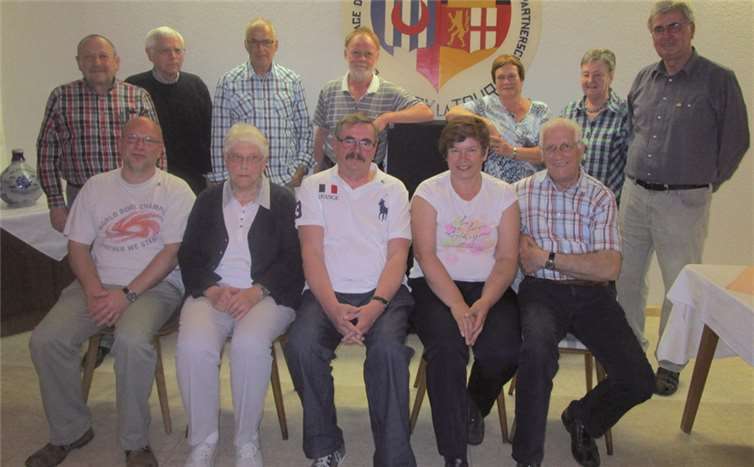 Von den Mitgliedern im Amt bestätigt: Der geschäftsführende Vorstand (sitzend v.l) Rudi Stein, Inge Roß, Wolfgang Helbach, Sabine Veit und Erwin Wallrath, der Beirat (h.R.v.l.) Manfred Nowak, Dr. Günter Herrmann, Helmut Herrmann, Hardy Pfennig, Sandra Scheuren, Hedwig Dahlem und Ernst Bösl. privat