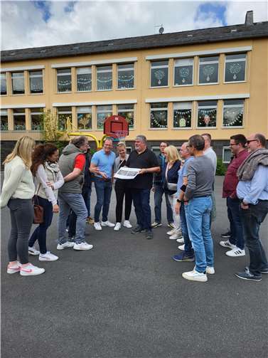 Von den Planungen zum Bau einer neuen Ganztagsschule bis hin zu einem großen Fotovoltaik-Projekt auf den Dächern der Grundschule Mendig überzeugte sich das CDU-Team der VG-Mendig vor Ort. Foto: Julia Schrödl