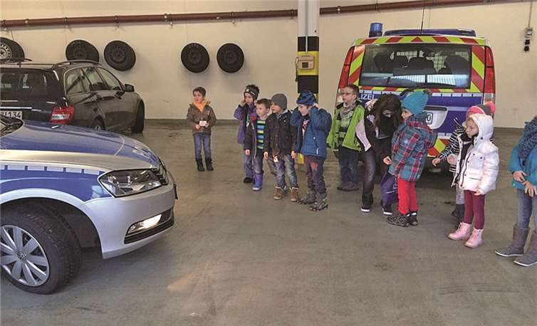 Von den Polizeifahrzeugen waren die Kinder beeindruckt.privat