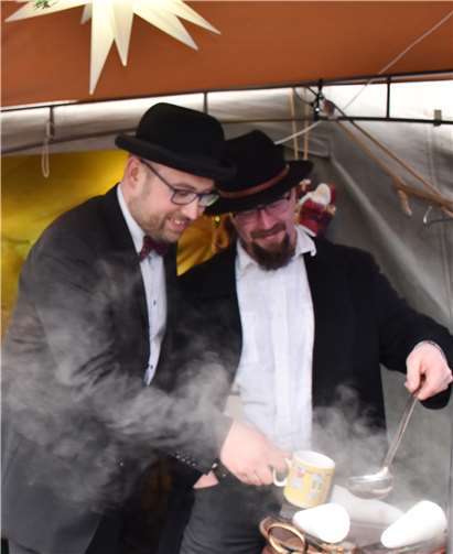 Sieben Stunden Weihnachtsmarkt Von den Rockfreunden kreierte Christoph Krämer (links) und Chirstopher Blum eine leckere Feuerzangenbowle.