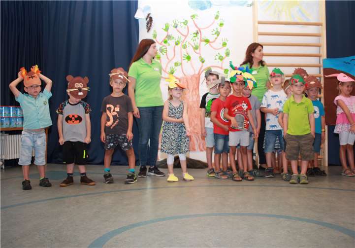 Von den Tieren im Rotwiesenwald erzählte das Theaterstück, das die Kinder in wochenlanger Arbeit geprobt hatten.