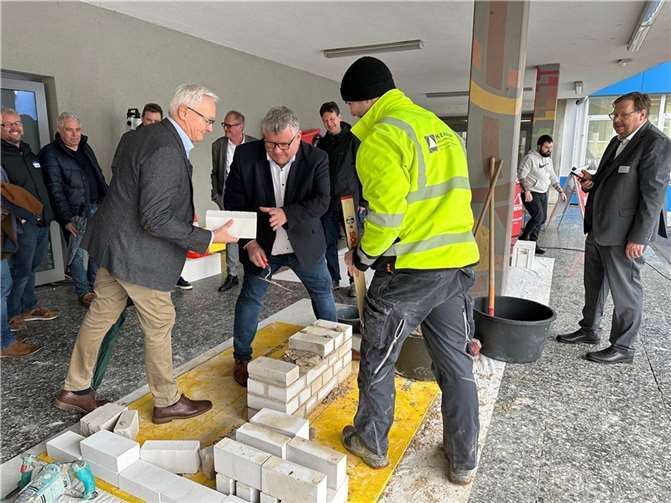 Von den diversen Berufs- und Ausbildungsfacetten konnten sich Landrat Achim Hallerbach und der 1. Kreisbeigeordnete Michael Mahlert im Markt der Möglichkeiten im Rahmen eines Rundgangs auch beim Bauhandwerk ein praxisnahes Bild machen.  Foto: Thomas Herschbach