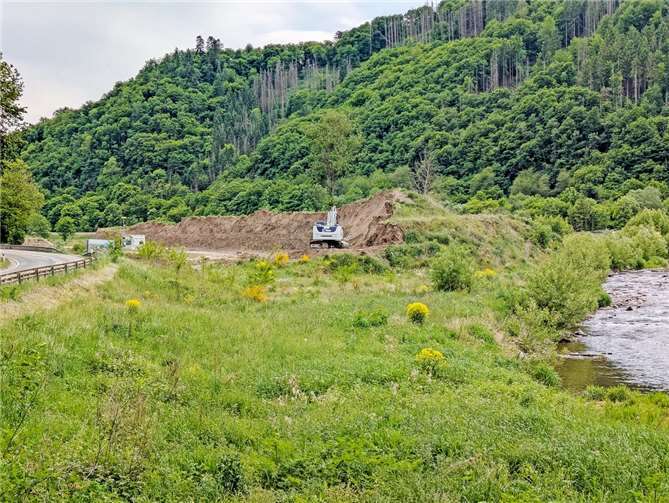 Von den einst rund 45.000 Kubikmeter angehäufter Flutschäden, die während der Akutphase der Flutbewältigung unmittelbar zwischen der Ahr und der Bundesstraße 257 auf dem ehemaligen Campingplatz Europa in Ahrbrück gelagert wurden, zeugt derzeit nur noch ein kleiner Teil. Bis zum Sommer soll das teilweise kontaminierte Material abgetragen und auf Deponien in der Region fachgerecht entsorgt werden.  Foto: Thorsten Trütgen / VG Altenahr