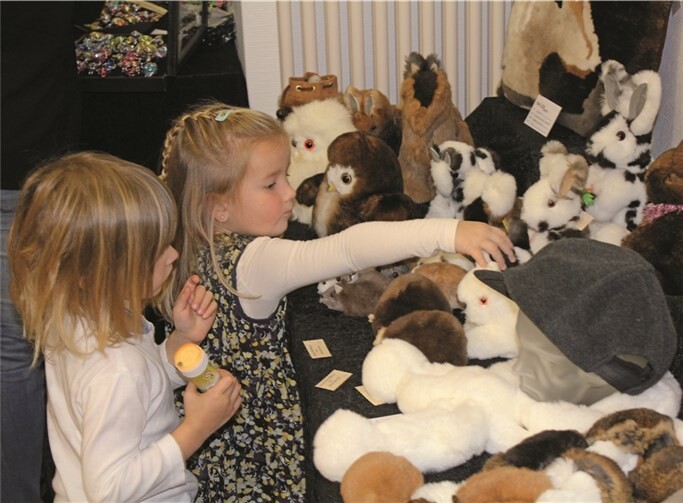 Von den kuscheligen Hasen und Eulen aus Kaninchenfell konnten sich die kleinen Ausstellungsbesucher kaum trennen.