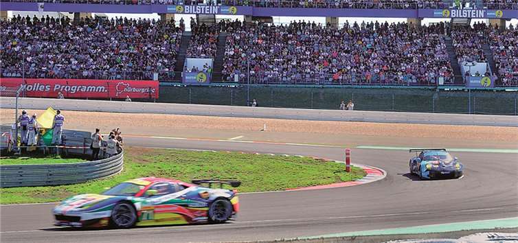 Von den voll besetzten Tribünen verfolgten die Fans das Geschehen auf der Strecke.