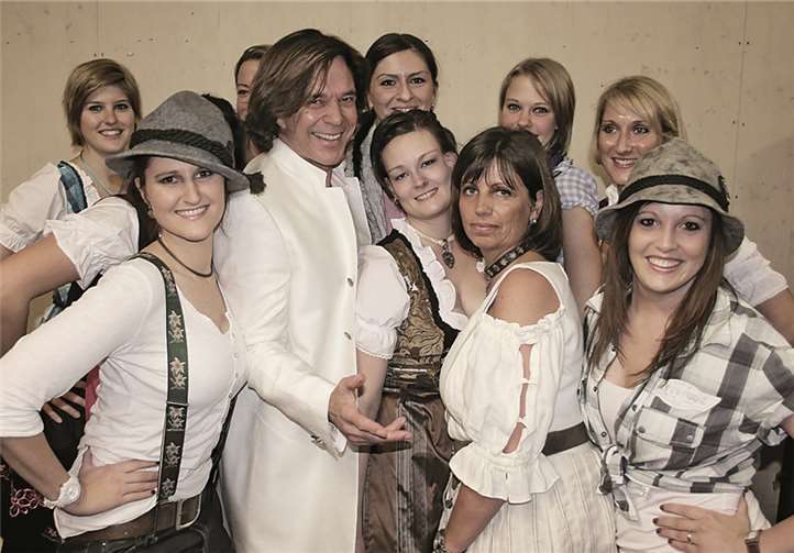 Von den weiblichen Fans im Kölschfest-Zelt stets dicht umlagert: Schlager-König Jürgen Drews. privat