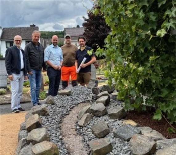 Von der Attraktivität des neuen „Heimatgartens“ auf dem Unkeler Friedhof überzeugten sich jetzt Stadtbürgermeister Alfons Mußhoff, Bestatter Sascha Mühlhöfer, Bauhofleiter Frank Jax, der Erste Beigeordnete Daniel Schmitz und der Beigeordnete Knut von Wülfing.Foto: Gustav Roos