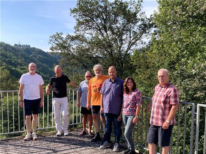 Von der Aussichtplattform im obersten Haus des Karlsheimes konnten die Gäste zwischendurch auch die herrliche Natur im Gelbachtal genießen. Foto: Uli Schmidt