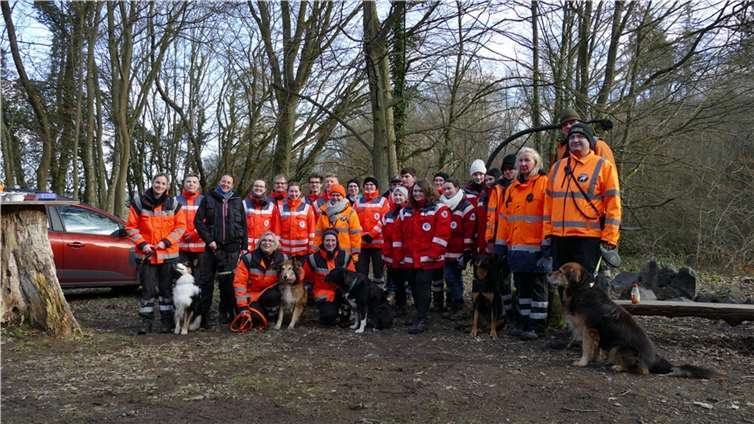 Von der Bereitschaft haben sich einige Kollegen als „Opfer“ zur Verfügung gestellt und im Wald versteckt. Diese mussten von den Hunden gefunden werden. Dabei wurden die Suchteams der Rettungshundestaffel von den Jugendlichen tatkräftig unterstützt. Quelle: DRK Wehr