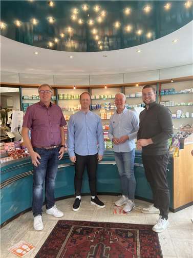 Von der Bürgermeisterin über die Kugelstoßanlage bis hin zur Apotheke - der heimische Bundestagsabgeordnete Martin Diedenhofen (rechts) war kürzlich unterwegs in Waldbreitbach. Mit dabei war auch Achim Braasch (links), Fraktionssprecher der SPD in der Verbandsgemeinde Rengsdorf-Waldbreitbach. Gemeinsam sprachen sie unter anderem mit Hans-Peter (2.v.r.) und Simon Probst (2.v.l.) von der Marien-Apotheke.  Foto:Emma Erdmann