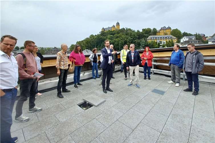 Von der Dachterrasse des Verbandsgemeindehauses bewunderten die Ratsmitglieder die wunderbare Aussicht auf das Schloss und über die Stadt.  Foto: VG Montabaur / Christina Weiß