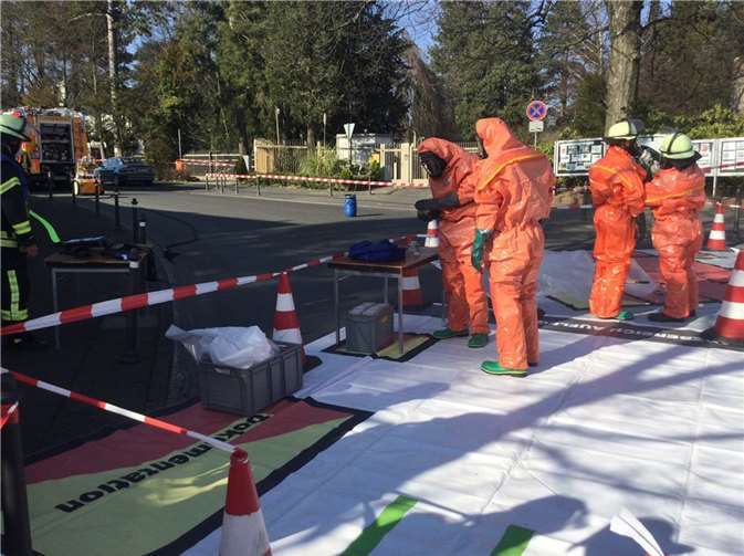 Von der Feuerwehr Bonn wurden Spezialkräfte zur Abwehr von Gefährlichen Stoffen zum Konsulat gerufen, die den verpackten Brief sicherten und gleichzeitig einen Dekontaminationsplatz für die eingesetzten Einsatzkräfte aufbauten. Foto: Feuerwehr Bonn