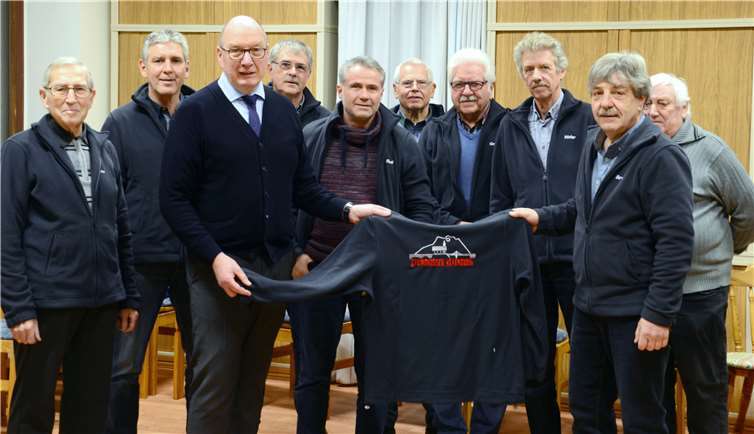 Von der Filiale Altenahr der KSK Ahrweiler erhielt jeder der „Steinbeißer Altenburg“ eine Fleecejacke mit dem neuen Logo der Steinbeißer. Foto: privat