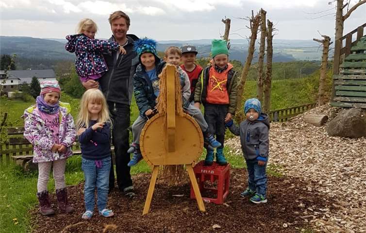 Von der Firma Zimmerei Torsten Klein GmbH & Co. KG aus Reifferscheid wurde ein Holzpferd angefertigt, worauf die Kinder nun auf dem Außengelände nach Herzenslust turnen können.Foto: privat