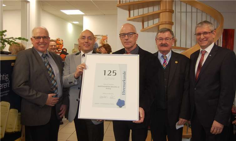 Von der Industrie- und Handelskammer Koblenz gab es diese Urkunde (von links): Rainer Pauken, Bruno Becker, Udo Link, Josef Zolk und IHK-Geschäftsführer Martin Neudecker.SK