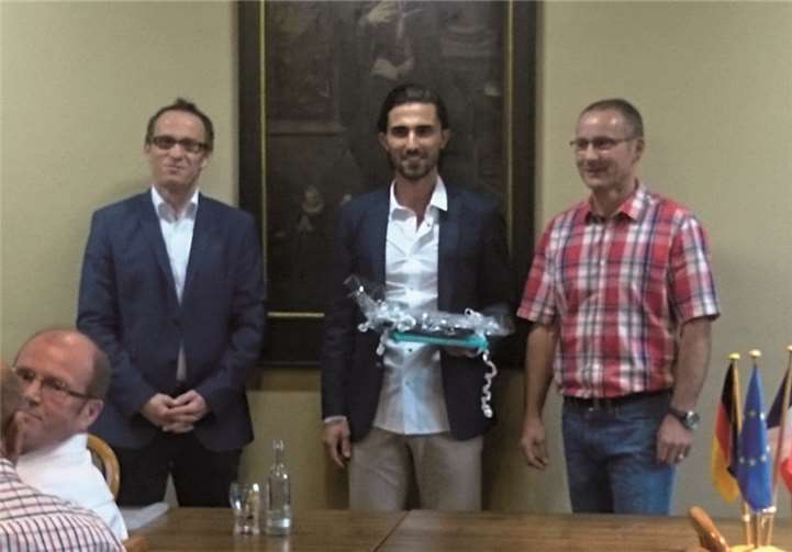 Von der Jugendabteilung des Fußballvereins Rheinbrohl in die türkische Nationalmannschaft: Ortsbürgermeister Oliver Labonde (r.) und FV-Vorsitzender Herbert Winkens (l.) freuten sich, Hasan Ali Kaldirim im Rathaus begrüßen zu dürfen. pirvat