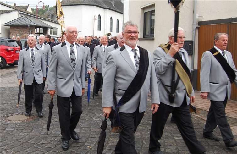 Von der Kirche aus führte der Umzug mit einem kleinen Umweg zum Dorfplatz. Fotos: SK