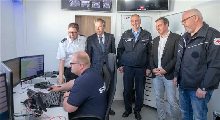 Von der Leistungsfähigkeit der neuen Bedarfs-Leitstelle am Nürburgring überzeugten sich (stehend v.li.) Kreisfeuerwehrinspekteur Michael Zimmermann, DRK-Präsident Achim Haag, Polizeihauptkommissar Heiko Schmitz, Nürburgring-Geschäftsführer Mirko Markfort und DRK-Rettungsdienstleister Armin Link.Fotos: JOST