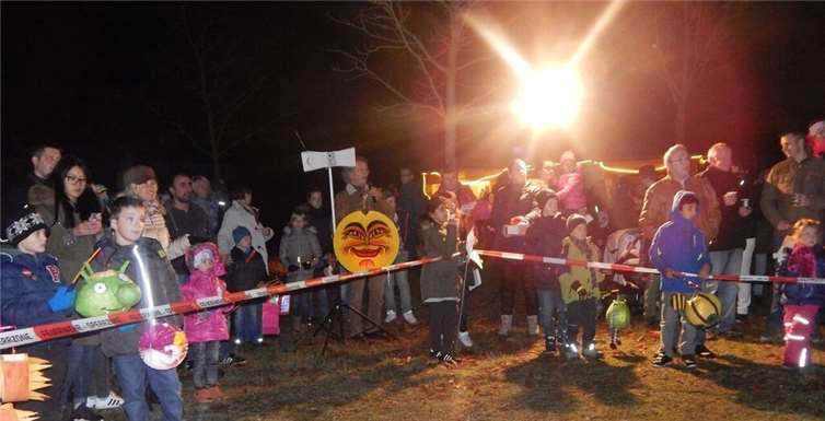 Von der Pfarrkirche aus zog der Zug durch die Straßen von Weißenthurm zum Martinsfeuer. GM