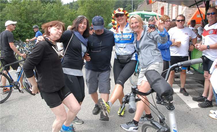 Von der „Rentnerband“ aus Ochtendung ließ sich diese lustige Gruppe zu einem Tänzchen auf der Straße in Kausen inspirieren.