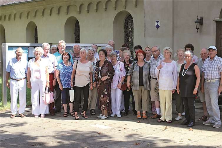 Von der Sonne begleitet stattete die Senioren Union der romanischen Pfarrkirche Sankt Laurentius Moselweiß einen Besuch ab.  Privat