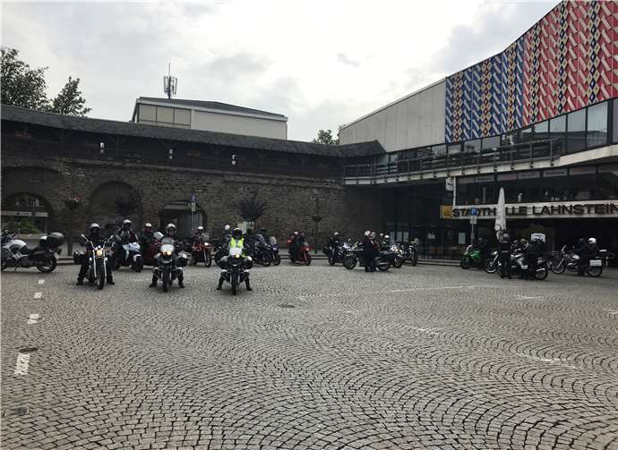 Motorradtour und Damentreff Von der Stadthalle aus starteten die Biker in Richtung Westerwald und Taunus.