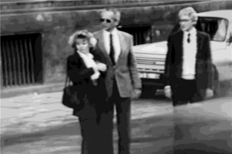 Von der Stasi observiert: Am 9. März 1989 trifft sich Markus Wolf (Mitte) auf offener Straße in Ost-Berlin zu einem Interview mit der ARD (links neben ihm Ehefrau Andrea). Es geht um Wolfs Buch „Die Troika“. Überwacht und im Bild festgehalten wird der Termin durch ein Observationsteam der Staatssicherheit. Wolf wird nun selbst zum Gegenstand von Überwachungsmaßnahmen.  Quelle: BStU