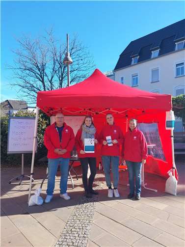Von der Suchtberatung des Caritasverbands kamen (von links) Harald Müller, Anke Wagner, Maike Hiester und Monika Müller mit Passanten ins Gespräch. Foto: Caritas