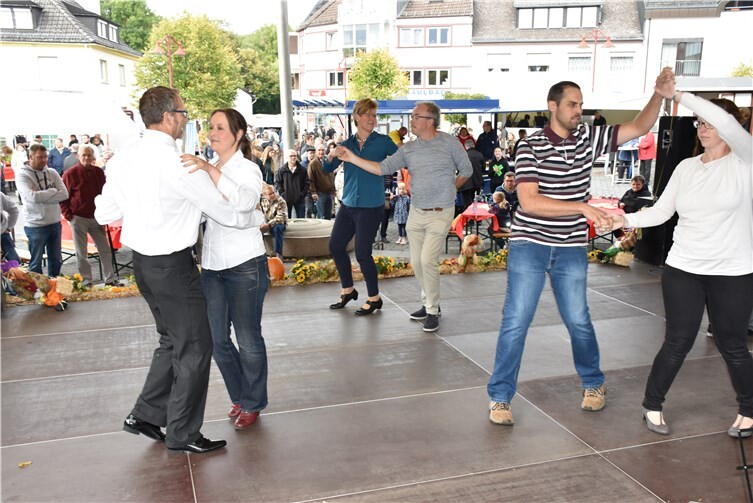 Von der Tanzschule Svenja Mies zeigten Paare den Tanz „Disco Fox“.