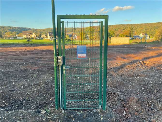 Bad Bodendorf: Von der Flut zerstörte Tennisanlage wird komplett neu errichtet Von der Tennisanlage standen nach der Flut nur noch die Tore zum Platz. Foto: ROB