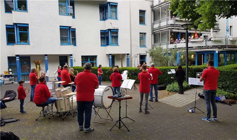 Von der Terrasse aus hatte das Publikum des Seniorenzentrums Maria vom Siege einen guten Blick auf die Musikerinnen und Musiker des Musikzugs Rot-Weiß Plaidt.Quelle: Barmherzige Brüder Saffig