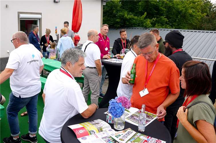Von der Terrasse aus wurde später das Heimspiel der 1. Mannschaft verfolgt.