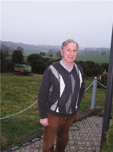 Von der Terrasse seines Hauses in der Hohl aus genießt Willi Bömerich einen herrlichen Ausblick in die Natur.