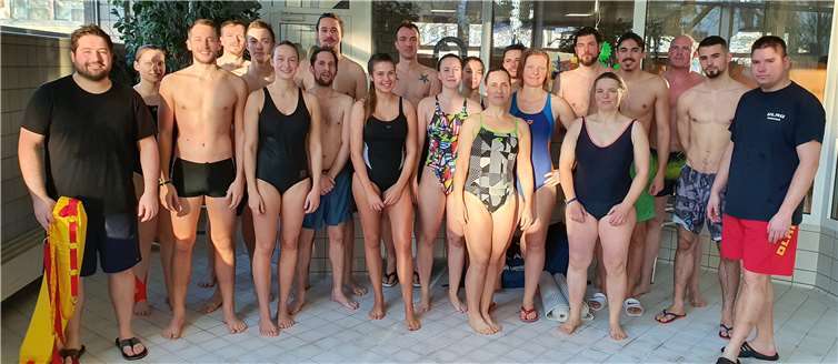 Von der Theorie in die Praxis: Unter Anleitung der DLRG-Ausbilder Marvin Kehren (links), Nils Müller (rechts) und Sascha Hümann (3. v. r.) folgte nach der theoretischen Ausbildung in der Wasserrettung die Umsetzung und Anwendung des Erlernten im Hallenbad Andernach.Foto: DLRG Andernach