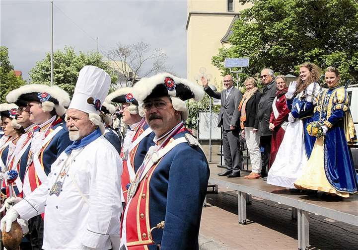 Von der Tribüne am Kirchplatz grüßten (v.li.) Bürgermeister Bert Spilles mit Gattin, Pfarrer Tewes, die Blütenkönigin 2013, Janina Durstewitz und die Kinderprinzessinnen von Meckenheim und Merl, Catharina II. und Jenny I. die Teilnehmer des Jubiläumsfestzuges.