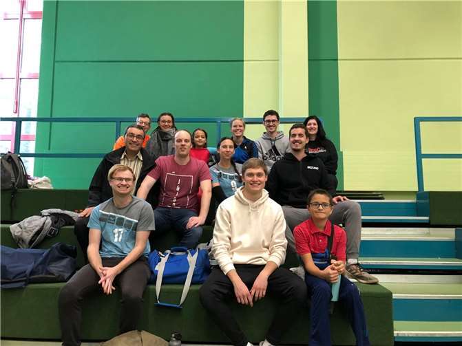 Von der Tribüne aus wurde die Mannschaft des TV Remagen kräftig angefeuert.  Foto: privat