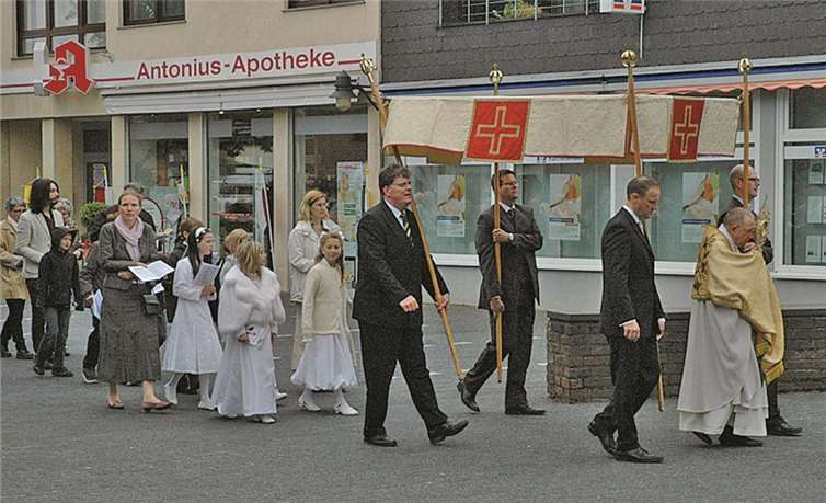 Von der Waldkapelle führte die Prozession in Buschhoven zur Pfarrkirche St. Katharina. -RFW-