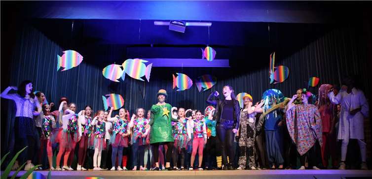 Von der alten Flasche zum „Goldenen Seestern“: Die Flaschenpost wird zuletzt als Retter gefeiert.  HG