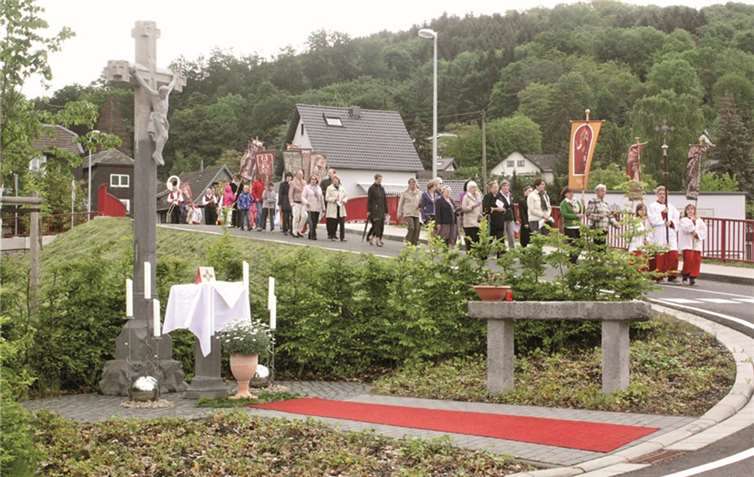Von der ersten Statio vor dem Scheurener Seniorenstift zog die Prozession zum Altar am Schröter-Kreuz.DL