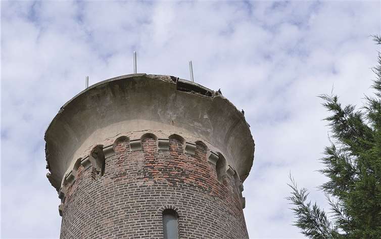 Von der maroden Turmspitze fielen in der jüngsten Zeit größere Betonteile herab.