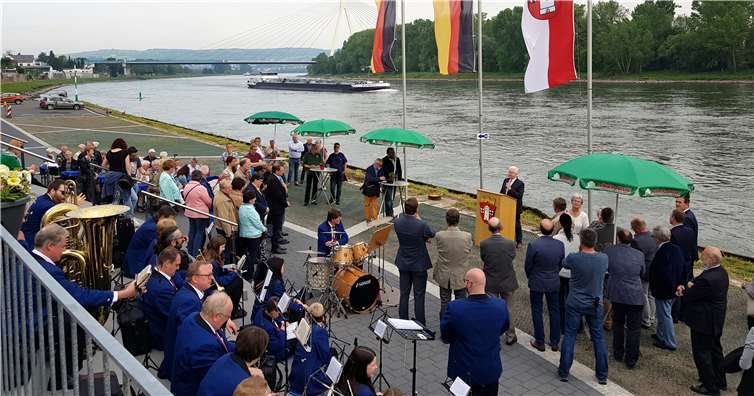 Von der neugestalteten Rheinpromenade aus hat meinen einen wunderschönen Blick auf den Fluss sowie die naheliegende Raiffeisenbrücke.