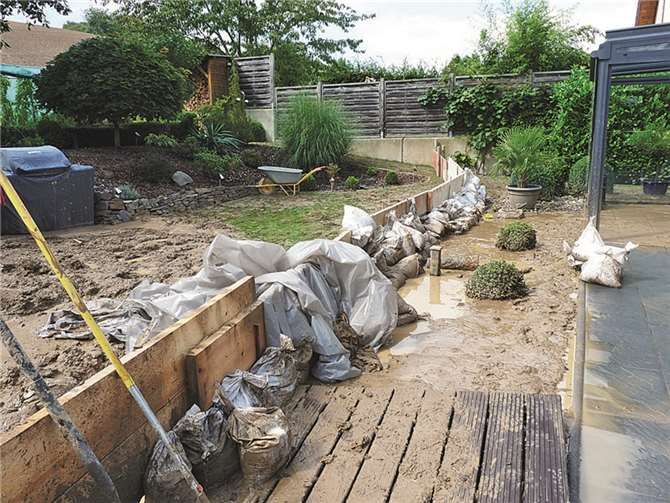 Von der wunderbar gestalteten Terrasse der Familie Schlieker war am Montagmorgen nichts mehr zu erkennen.
