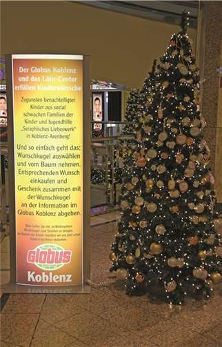 Von diesem "Wunschzettelbaum" im Globus-Markt im Löhr-Center können sich die Kunden eine Wunschkugel abnehmen und einem Kind im Kinder- und Jugendheim Arenberg" eine Freude machen. privat