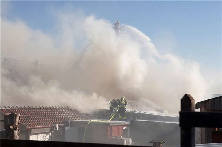 Dernbach: Weit über 100 Einsatzkräfte löschen Feuer in Bäckerei Von drei Seiten wurde Wasser in auf das Dach gebracht.