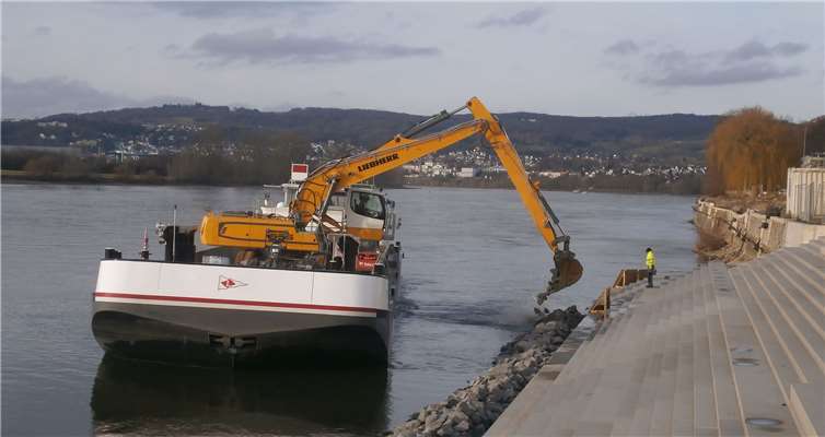 Von einem Arbeitsboot aus wurden die Wasserbausteine angeschüttet. privat