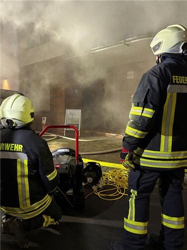 Von einem Flachdach wurden zwei Personen unter Einsatz der Drehleiter in Sicherheit gebracht. Foto: Annika Meurer / FFW Kesseling