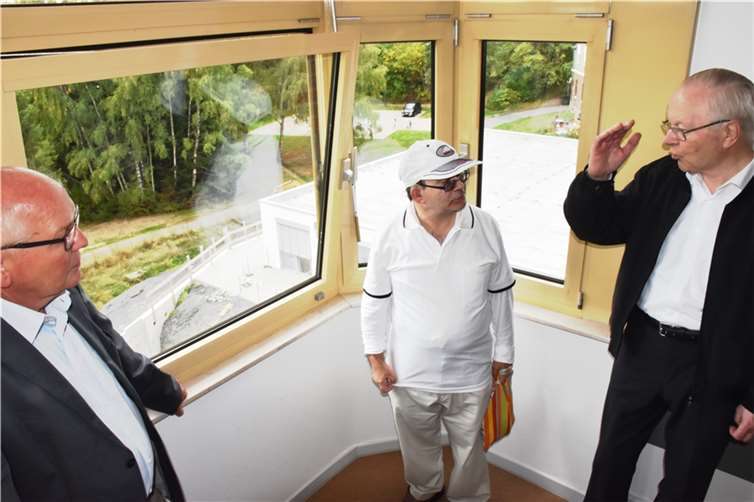 Von einem Klinikfenster aus zeigte JosefStröbl (mit Kappe), wo einst die Schreinerei gestanden hat. HEP