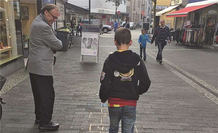 Von einem aufgemalten Hüpfspiel fühlten sich viele Kinder, aber auch viele Ältere angesprochen.privat