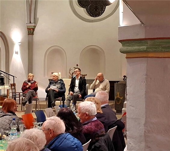Von einer „Erfolgsgeschichte“ sprach Neuwieds Bürgermeister Peter Jung, als er den Kirchbauverein Niederbieber anlässlich seines 30-jährigen Bestehens besuchte. Foto: Andreas Dinklage